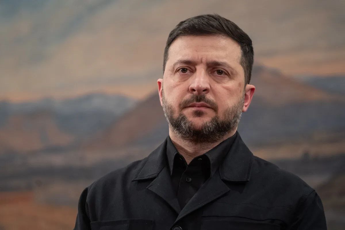 «زلنسکی» در تلاش است در برابر یک توافق صلح تحقیرآمیز که توسط آمریکا و روسیه طراحی شده، مقاومت کند/ این پیشنهاد شامل درخواست‌هایی برای واگذاری بخش‌هایی از منطقه دونباس، لغو تحریم‌ها علیه مسکو و محدودیت در اندازه ارتش اوکراین است