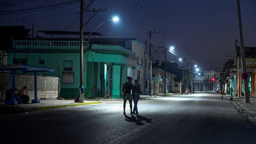 کوبا به سوی فاجعه می‌رود / رنج زندگی روزمره به شکلی طاقت‌فرسا سنگین است؛ در گرمای سوزان، برق در بیشتر مناطق روزانه دست‌کم چهار ساعت قطع می‌شود / در بسیاری جاها آب نیز قطع است/بر اساس برآوردها، در پنج سال گذشته یک‌چهارم جمعیت کوبا کشور را ترک کرده‌اند / بلاگرها و فعالان آنلاین اگر بیش از حد محبوب یا صریح شوند تحت نظر قرار می‌گیرند و زندانی می‌شوند