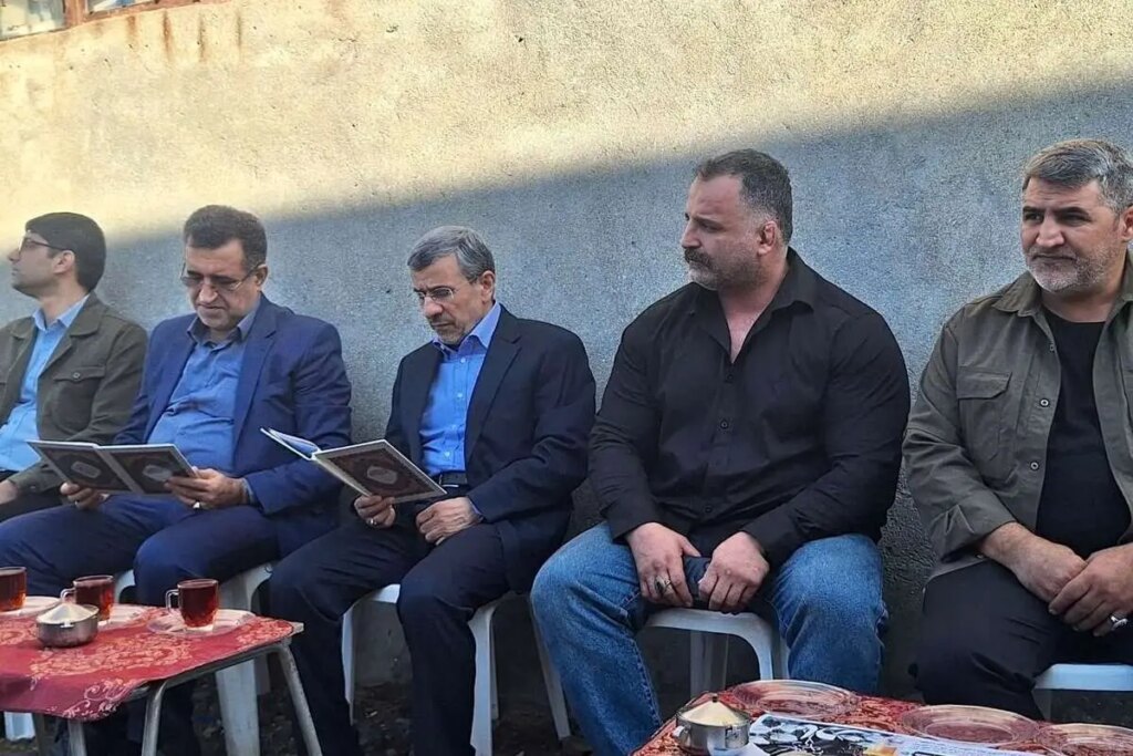 حرکات ویژه احمدی نژاد در مراسم ختم خواهر مشایی