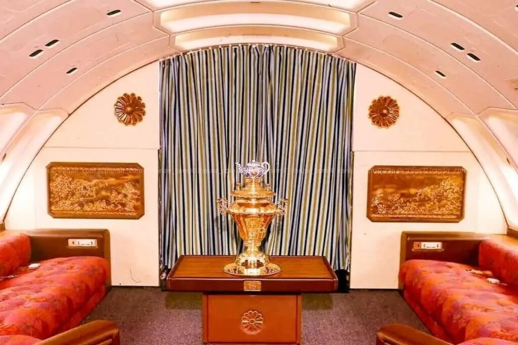 فرح پهلوی در اولین هواپیمای بوئینگ 747 SP در سال 1355