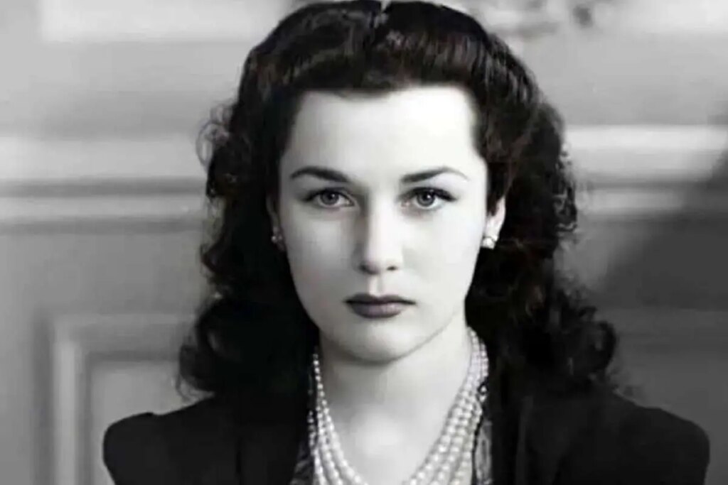 «فوزیه» در کنار دخترش «شهناز و نوه‌اش» در سوئیس، سال ۱۳۳۸