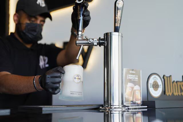 رویترز: عربستان سعودی دو فروشگاه دیگر با مجوز فروش نوشیدنی‌های الکلی افتتاح می‌کند / هر دو فروشگاه، صرفا برای خارجی‌هاست / یکی از این فروشگاه‌ها کارکنان خارجی غیرمسلمان شرکت آرامکوست و دیگری برای دیپلمات‌های ساکن در جده