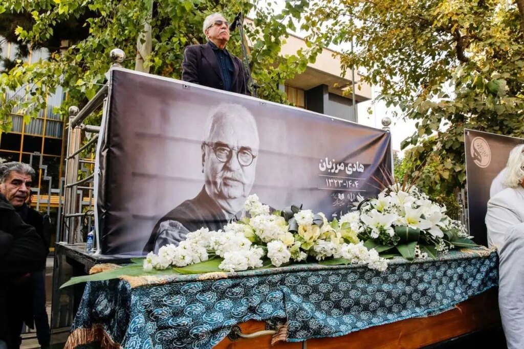 تصاویر; عزاداری فرزانه کابلی در مراسم ختم همسرش هادی مرزبان