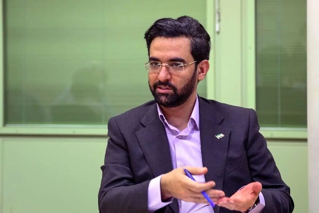 واکنش آذری جهرمی به سه برابر شدن بنزین: در یک کلام بی تاثیر است!