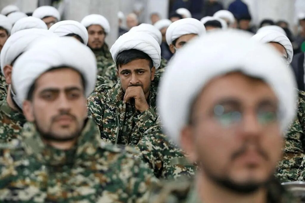 تصاویر; طلبه های جوان قمی لباس نظامی به تن داشتند