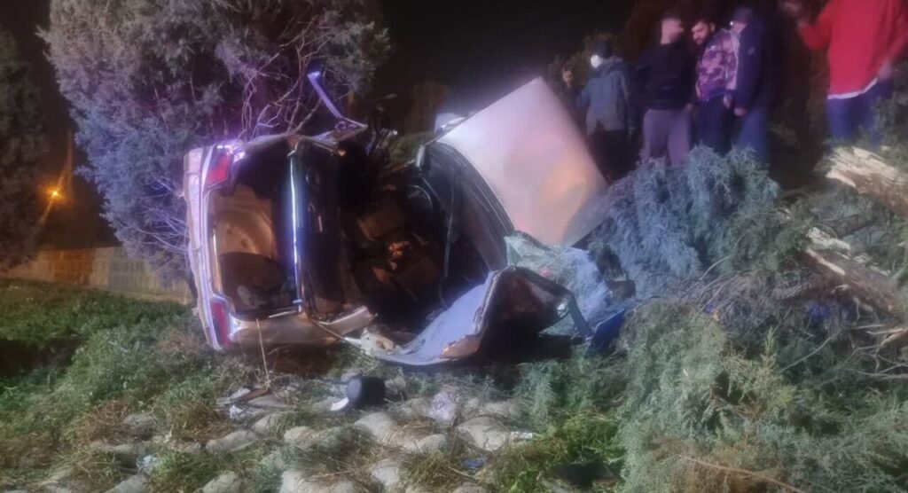 مصدومیت شدید ۴ نفر در پی برخورد پژو با درختان حاشیه اتوبان شهید ردانی‌پور