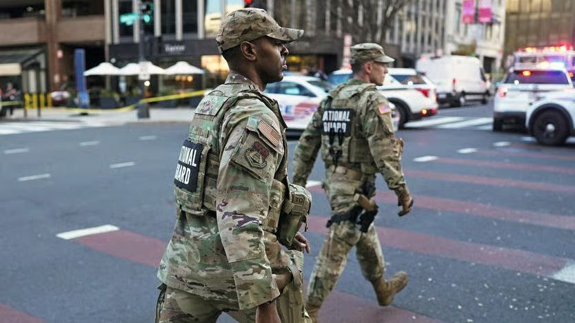 تیراندازی شب گذشته در چند خیابان آن‌طرف‌تر از کاخ سفید، این تصور را از بین برد که خیابان‌ها امن هستند/ ضارب افغان به موجب مجوز از سوی «بایدن»، حق اقامت موقت دریافت کرده بود/ این تیراندازی نیروی تازه‌ای به سرکوب مهاجرت توسط «ترامپ» خواهد داد/ منتقدان رئیس‌جمهور این اتفاق را بهای اجتناب‌ناپذیر استفاده نمایشی او از گارد ملی دانستند
