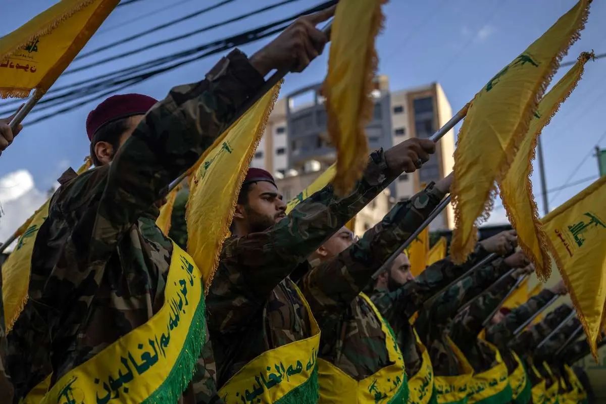 فراکسیون پارلمانی حزب‌الله: تجاوزات اسرائیل با مدیریت آمریکا انجام می‌شود/ مقاومت تنها به دلیل منافع ملی به آتش‌بس پایبند مانده/ مردم لبنان حق دارند برای قطع دست دشمن، از هر ابزار لازم استفاده کنند