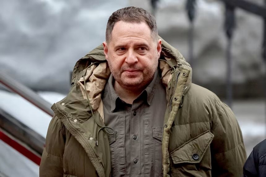 دستیار ارشد زلنسکی و مذاکره‌کنندهٔ کلیدی صلح اوکراین پس از یورش ماموران ضدفساد به خانه‌اش استعفا داد