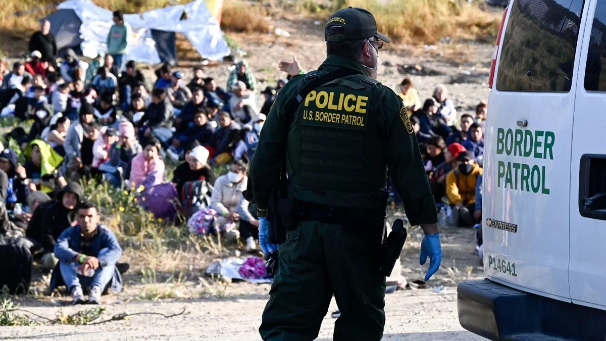 دولت ترامپ بررسی درخواست‌های پناهندگی از سوی مهاجرانی که داخل آمریکا هستند، را متوقف کرد