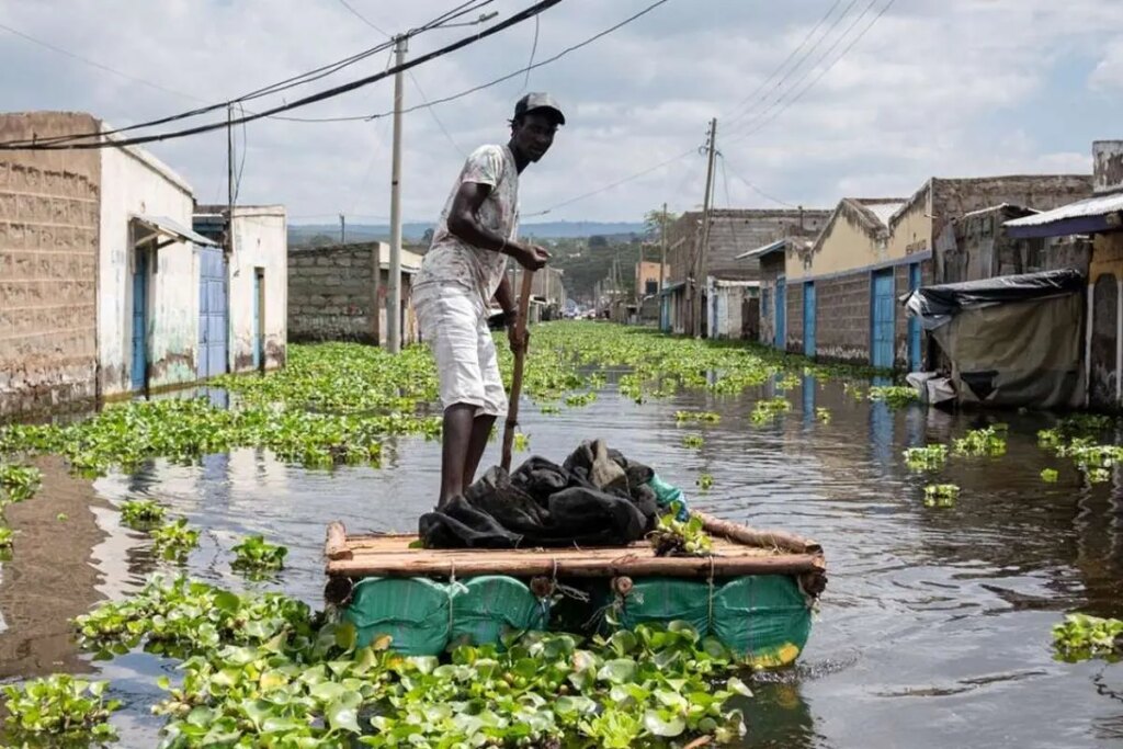 تصاویر; روستایی در کنیا پس از طغیان دریاچه زیر آب رفت