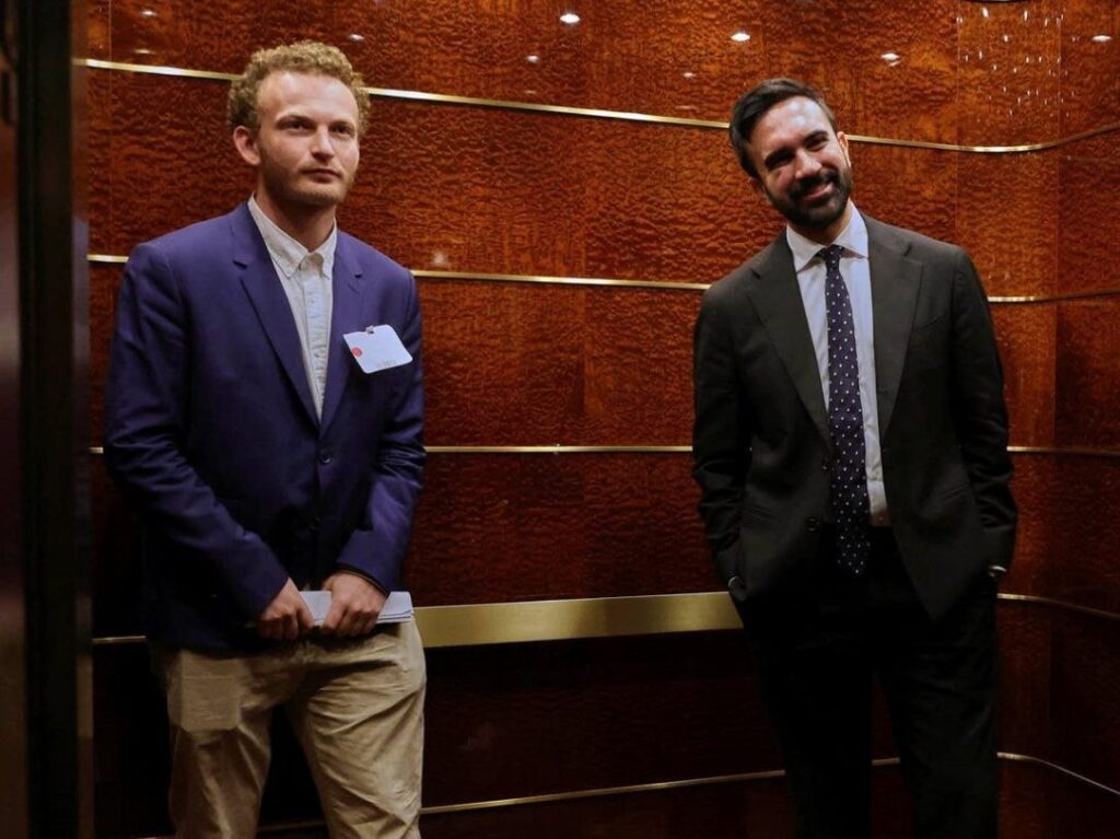 «آیپک مرا رادیکال کرد»؛ استراتژیست یهودی و ۲۶ ساله زهران ممدانی درباره پول‌های کلان، ایپک و اسرائیل سخن می‌گوید / او آماده می‌شود تا «دموکرات‌های مترقی» را به سوی پیروزی در انتخابات میان‌دوره‌ای و فراتر از آن هدایت کند