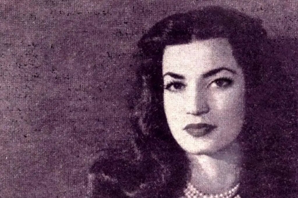 «اشرف پهلوی» در حال نواختن ساز در کنار «فوزیه»؛ سال 1320