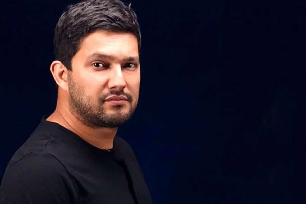 پریدن حامد بهداد روی میز در نشست خبری