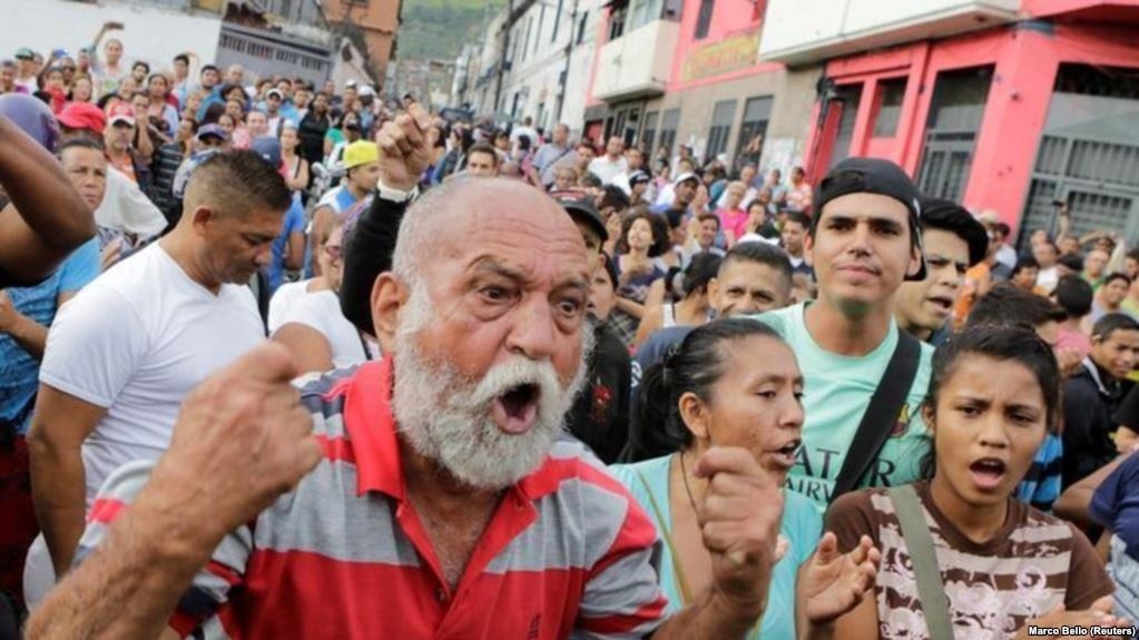 واشنگتن پست: ونزوئلایی‌ها تلاش می‌کنند خود را برای حملهٔ آمریکا آماده کنند