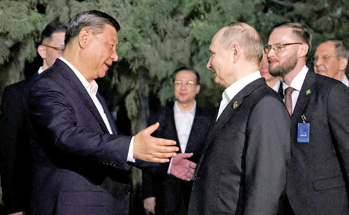 وال استریت ژورنال: ونزوئلا در معرض حمله آمریکاست اما روسیه و چین چیزی بیشتر از بیان چند جمله حمایتی، به مادورو ارائه نمی‌کنند، چرا؟