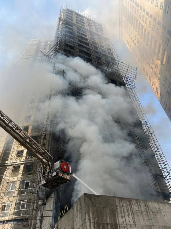 برج 20 طبقه در تهران آتش گرفت + عکس