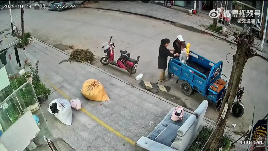 ببینید؛ سقوط پیاپی یک کودک از پشت موتور سه چرخ