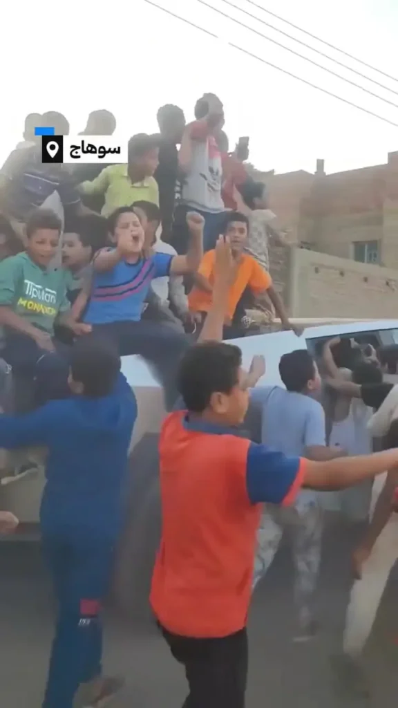 ببینید؛ نامزد انتخابات مصر با خودروی تسلا در میان شادی کودکان