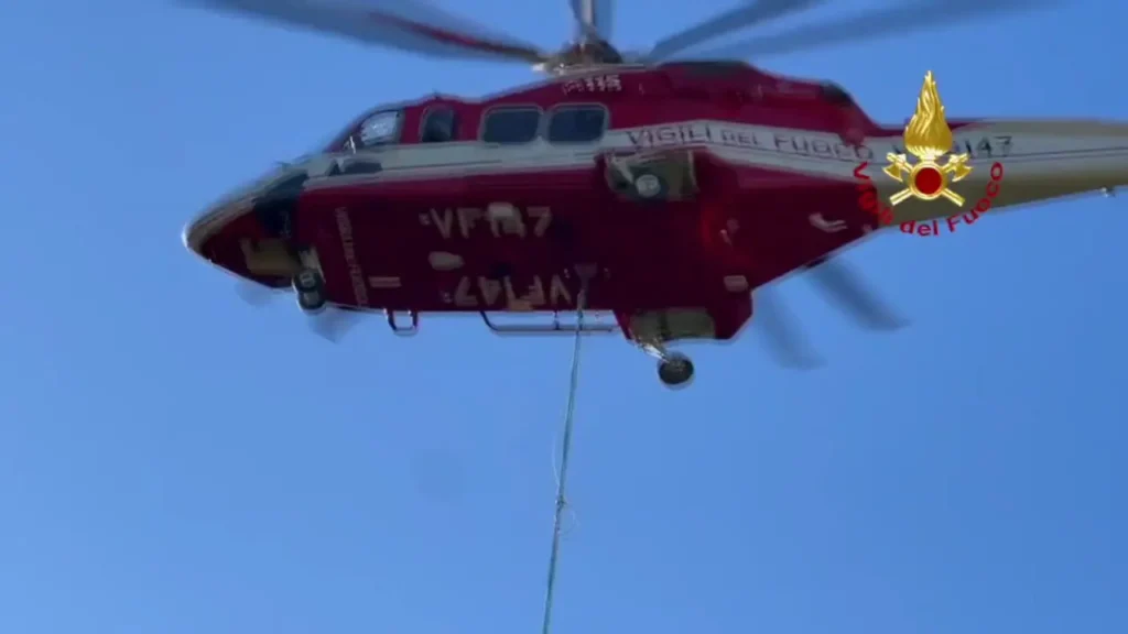 ببینید؛ نجات اسب گرفتار در گل و لای با هلیکوپتر