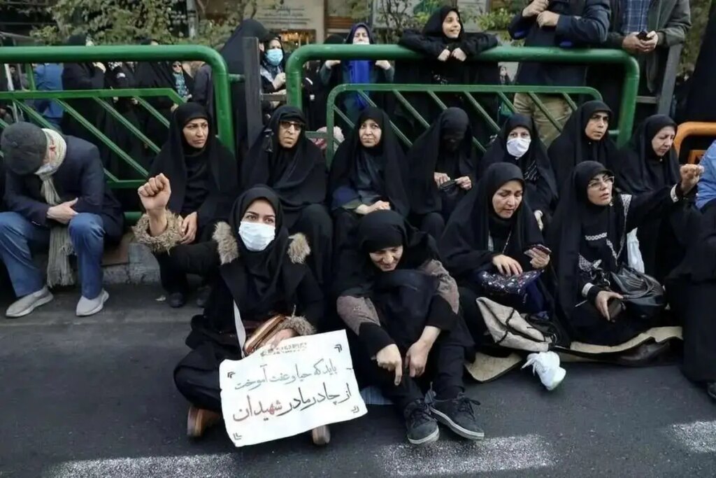 به بهانه تجمع اخیر مدافعان حجاب، شکاف‌ها را عمیق‌تر از اینکه هست نکنیم