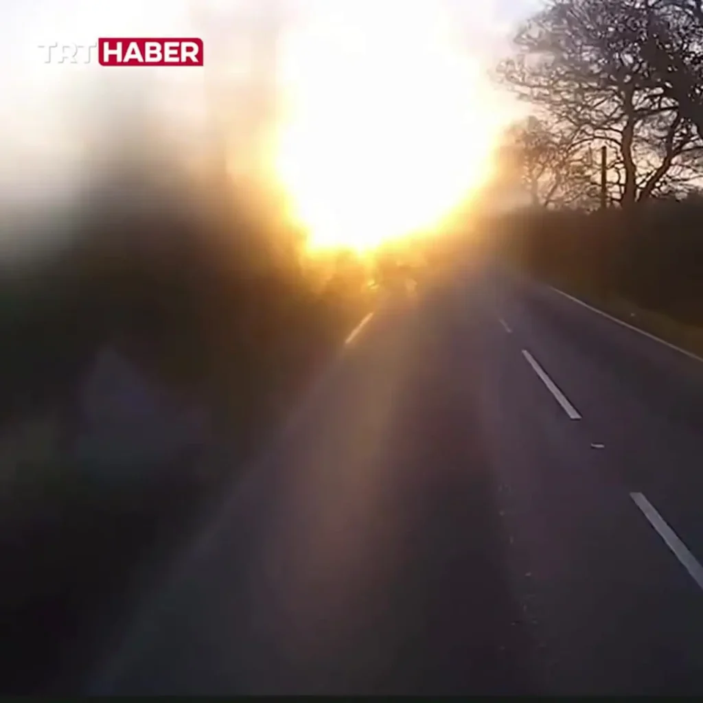 تصادف زنجیره‌ای کامیون به‌دلیل بخارگرفتگی شیشه