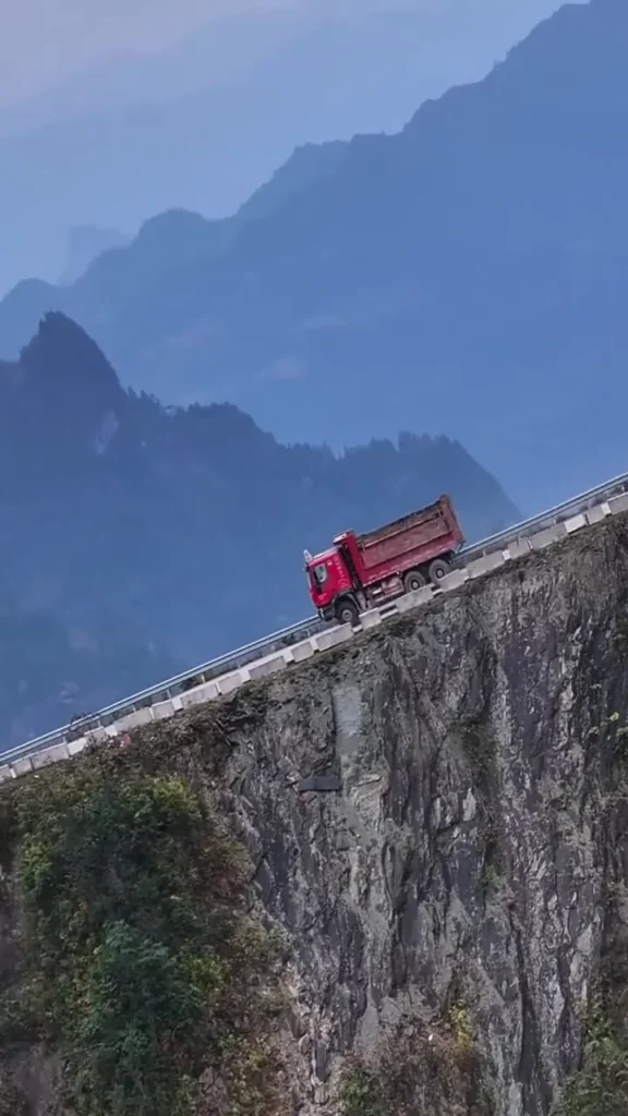 جاده کوهستانی نفس‌گیر در چین توجه‌ها را به خود جلب کرد