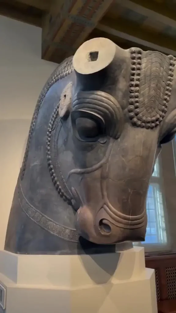 سردیس بزرگ «سر گاو» تخت جمشید در شیکاگو