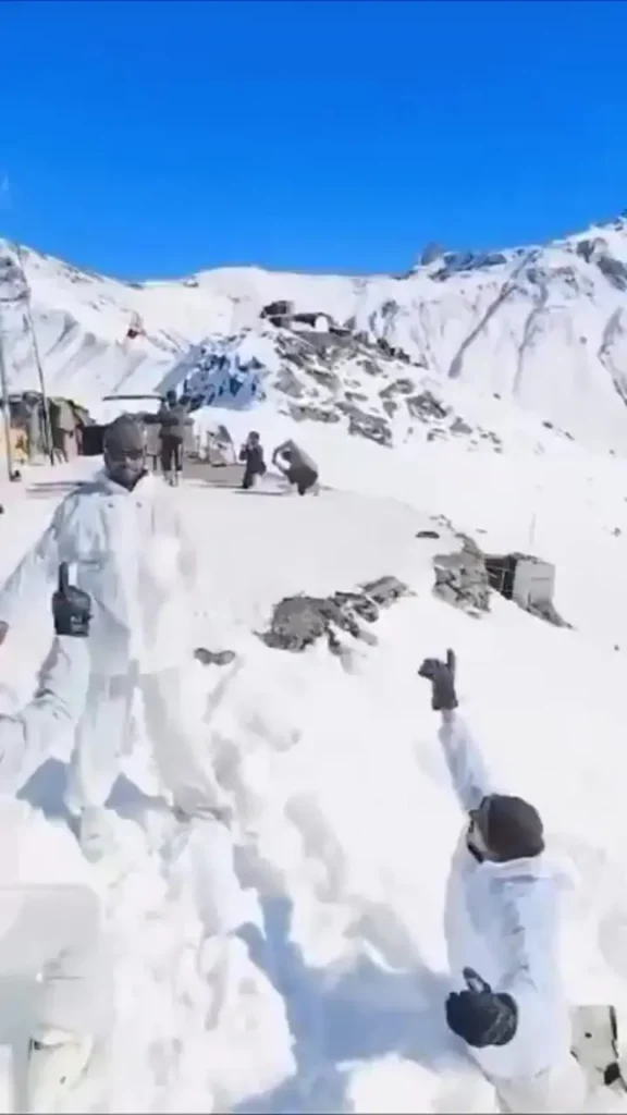 لحظه‌ای شاد از دل ارتفاعات؛ سربازان هندی روی برف کریکت بازی کردند