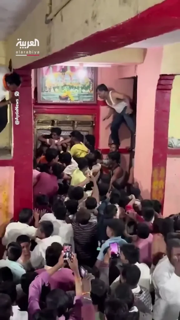 هجوم عجیب هندی‌ها به یک معبد برای برآورده شدن آرزوها