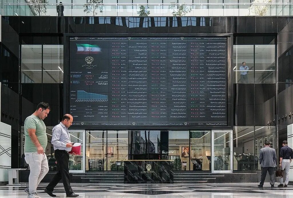 پیش ‌بینی بورس چهارشنبه ۵ آذر ۱۴۰۴ / موتور بازار سهام روشن می‌ماند؟