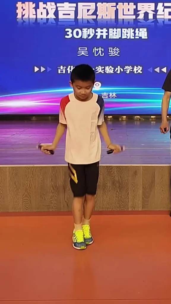 کودک ۱۰ ساله رکورد جهانی طناب‌زنی را شکست!