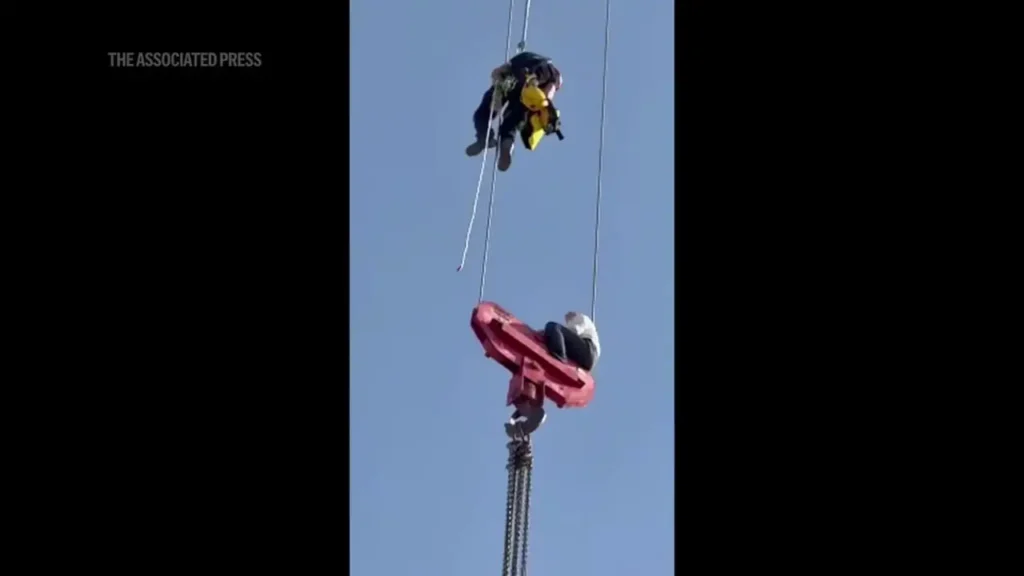 گیر افتادن عجیب یک نوجوان روی جرثقیل معلق