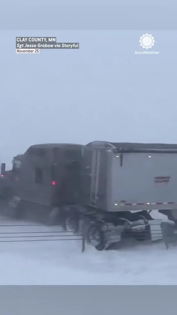 گیر کردن کامیون‌ها در برف و بوران شدید آمریکا