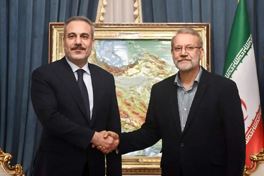 دیدار وزیر امور خارجه ترکیه با علی لاریجانی