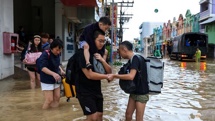 بارش سنگین باران موجب سیلاب گسترده و رانش زمین در سراسر آسیا شده و جان بیش از هزار نفر را گرفته/ سریلانکا نیز با طوفانی جداگانه درگیر شده که طی آن، حدود ۳۵۵ نفر کشته و ۳۶۶ نفر مفقود شده‌اند