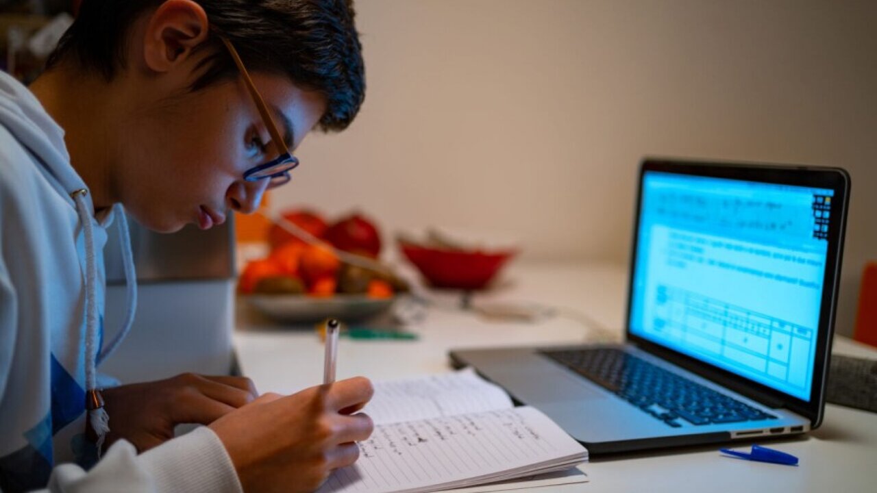 کلاس های غیر حضوری؛ از آلودگی هوا و شیوع بیماری گرفته تا فرصت های یادگیری جدید