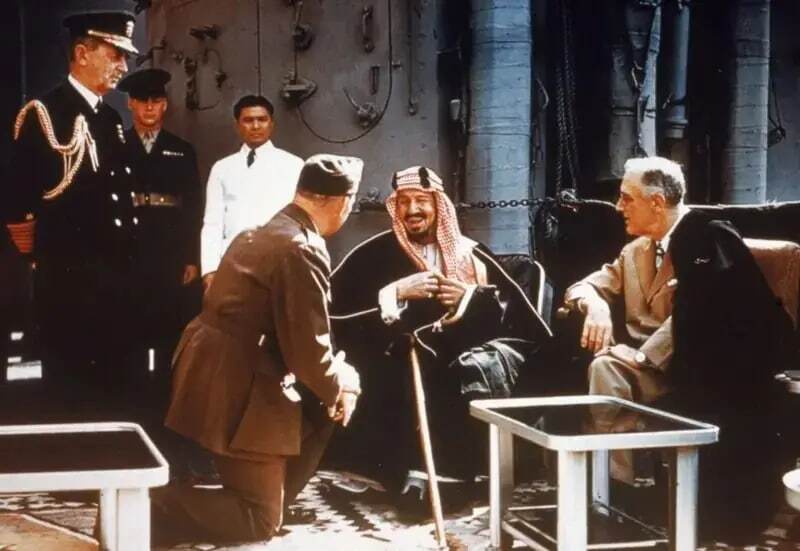 قتلی که عربستان را تکان داد. پادشاهی که هنگام بوسیدن برادرزاده اش ترور شد