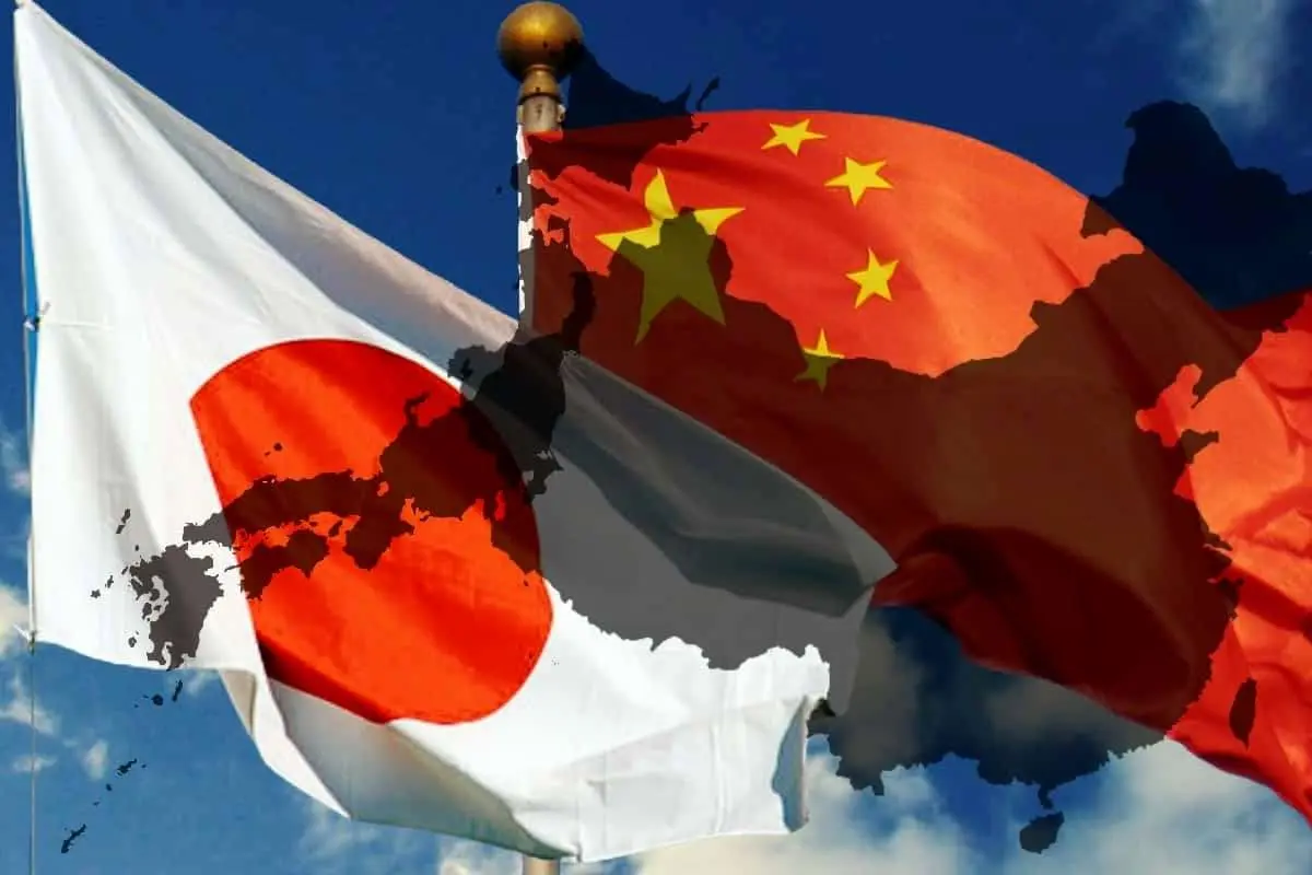 چین خواننده ژاپنی را در اواسط اجرا پایین کشید