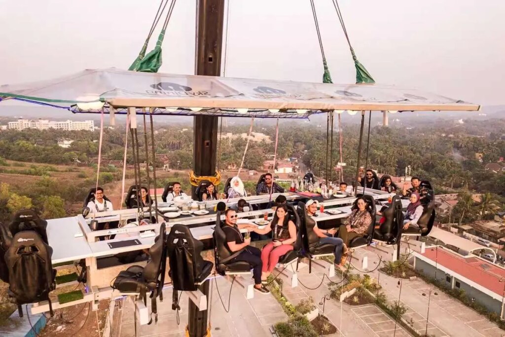 خانواده ای در یک رستوران معلق به ارتفاع 38 متر گرفتار شدند