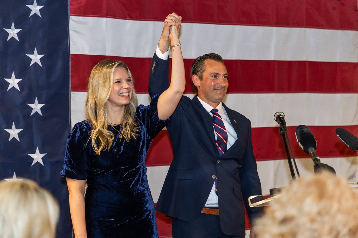 یک شانس دیگر برای غافلگیری سیاسی؛ در رقابت ایالت تنسی فاصله بین نامزد دموکرات و جمهوری‌خواه در حال کم شدن است / اگر افتین بین موفق شود ورق را برگرداند، انتظار داشته باشید که نگرانی جمهوری‌خواهان بسیار عمیق‌تر شود