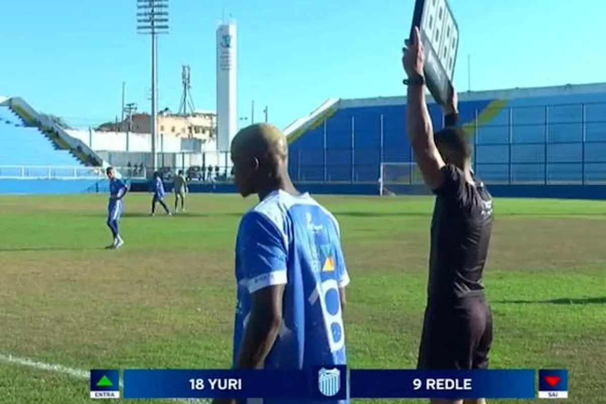 عکس؛ فوتبالیست زندانی با دستبند الکترونیکی وارد زمین شد