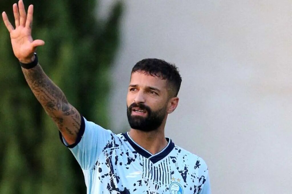 مدافع جنجالی استقلال اخراج نمی شود!