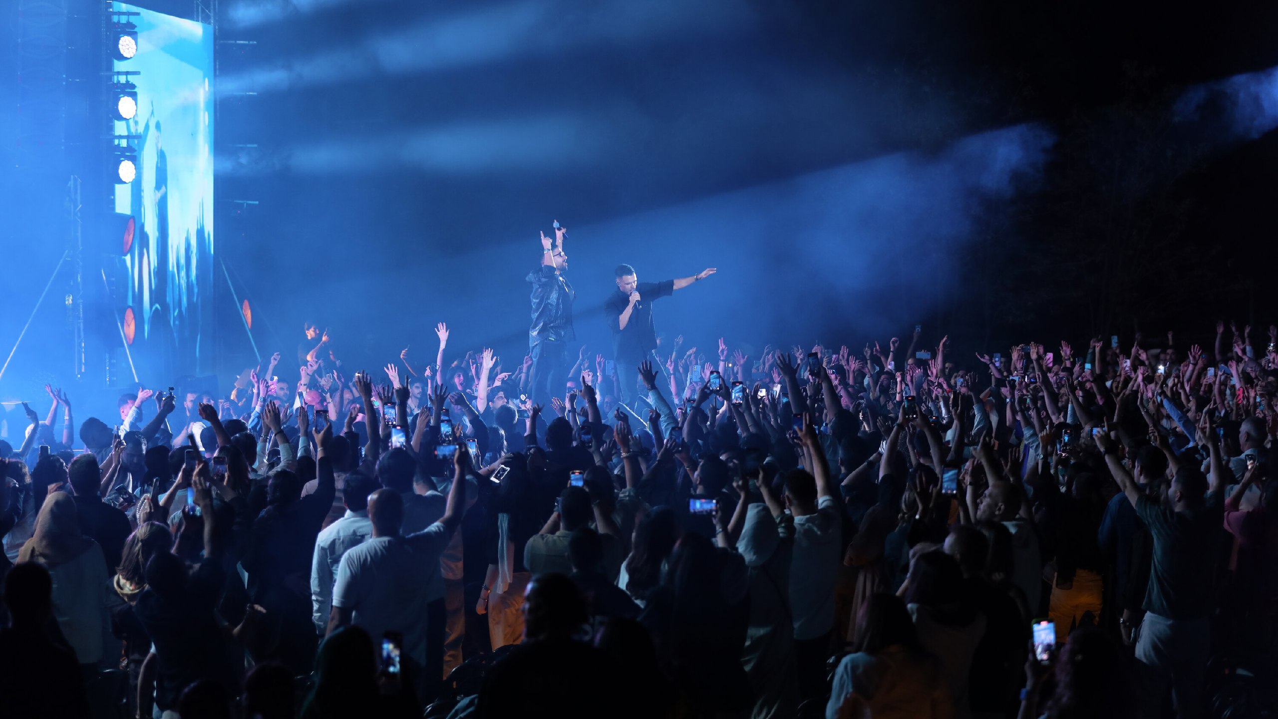 گزارش نیویورک تایمز از رنسانس اجتماعی در ایران؛ از کنسرت‌های پاپ روباز تا نمایشگاه‌های مد