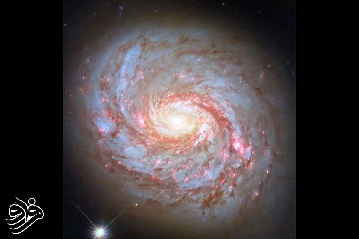 مرکز روشن یک کهکشان مارپیچی در عکس روز ناسا
