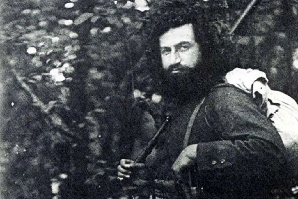 «میرزا کوچک خان» در کنار اعضای هیئت اتحاد اسلام و همراهانش؛ دهه 1290