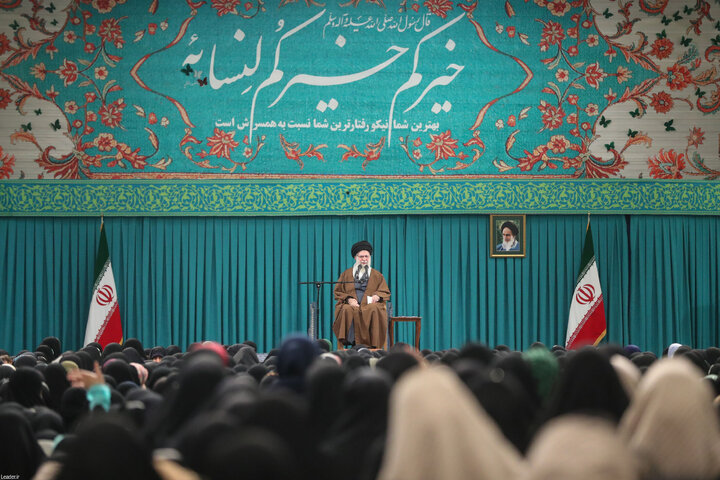 زن دلال خانه نیست، مدیر و رئیس است