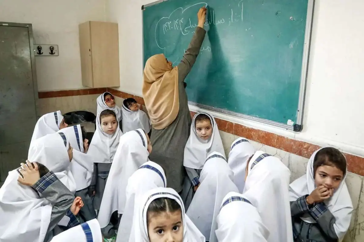 انتقاد کاهان: در برخی مدارس بچه ها به بهانه شادی مراسم رقص برگزار می کنند