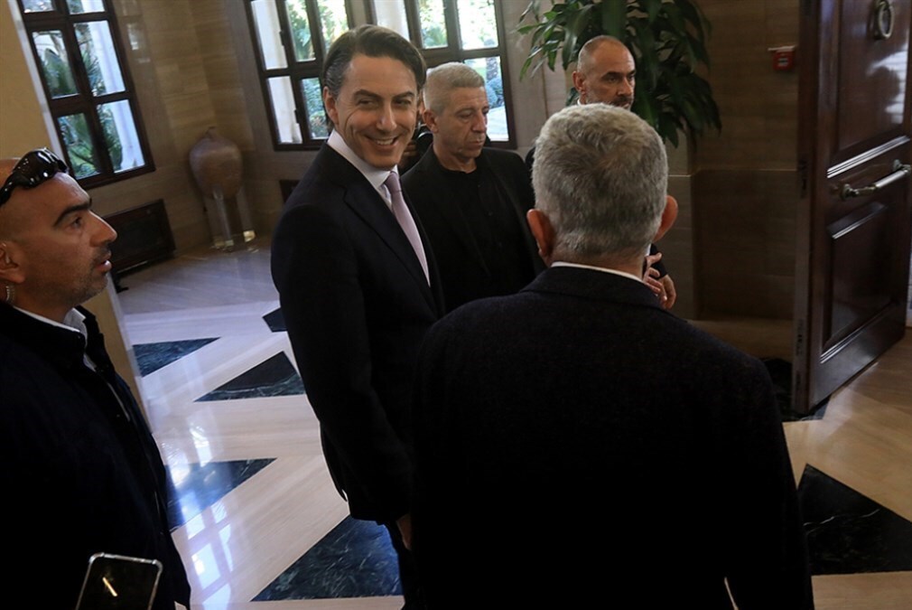 نخست وزیر لبنان: مذاکرهٔ ما با اسرائیل برای صلح یا عادی‌سازی روابط نیست / دفتر نتانیاهو: مذاکره در فضایی مثبت برگزار شده؛ برای لبنان روشن کرده‌ایم که خلع سلاح حزب‌الله الزام‌آور است / سفارت آمریکا در بیروت: هر دو طرف از مشارکت دو فرد غیرنظامی در مذاکرات استقبال کردند