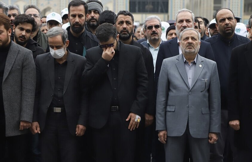 خاکسپاری همسر و فرزند ثقاب اصفهانی در مشهد + عکس و فیلم